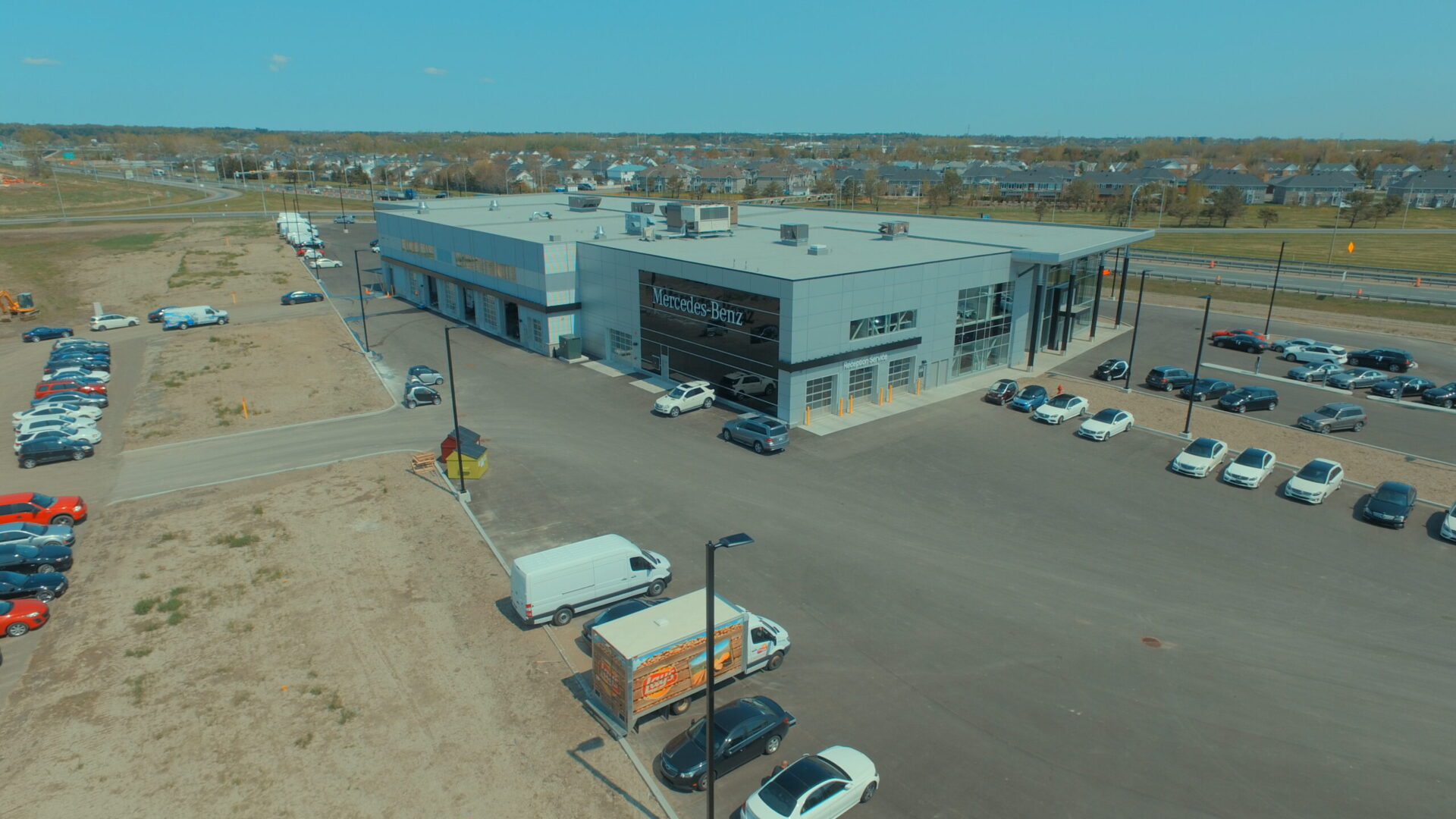 Concessionnaire Mercedes-Benz de Trois-Rivières construit par Construction R. Cloutier, vue aérienne de la façade